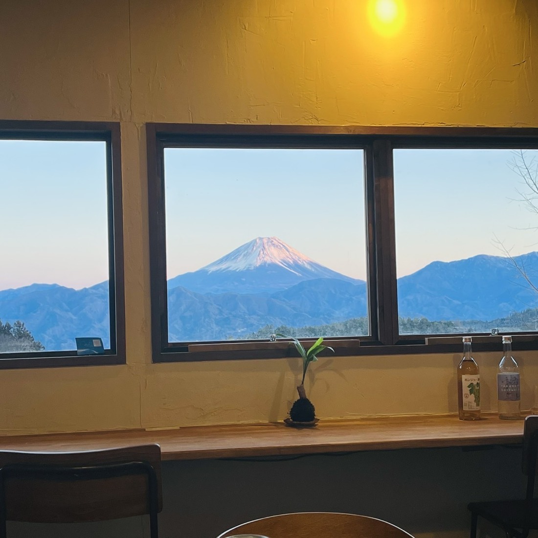 店内の窓いっぱいに望む、雪化粧の富士山